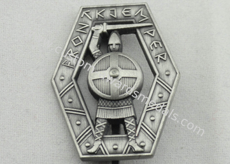 O emblema liga de zinco do guerreiro 3D, metal de prata antigo do grampo da lembrança do chapeamento Badges