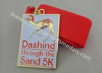 Medalha galhardo do esmalte da areia 5K com chapeamento de ouro e fita para a reunião de esporte
