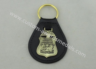 A estampagem personalizou Keychains de couro com o emblema do bronze da antiguidade 3D