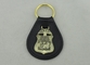 A estampagem personalizou Keychains de couro com o emblema do bronze da antiguidade 3D