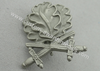 emblemas ligas de zinco da lembrança da forma de folhas 3D, emblema memorável com a espada transversal com chapeamento de níquel enevoado