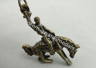 A porta-chaves completa do homem do cavalo do relevo da forma relativa à promoção do presente, morre carcaça com peltre, bronze antigo