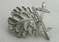 emblemas ligas de zinco da lembrança da forma de folhas 3D, emblema memorável com a espada transversal com chapeamento de níquel enevoado