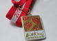 Esmalte macio da medalha da maratona de Blokhus, cobre que carimba com chapeamento de ouro, por muito tempo fita de 2 cores