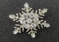 Liga de zinco personalizado morre Pin do broche da flor da neve da carcaça, crachás de pedra claros do metal